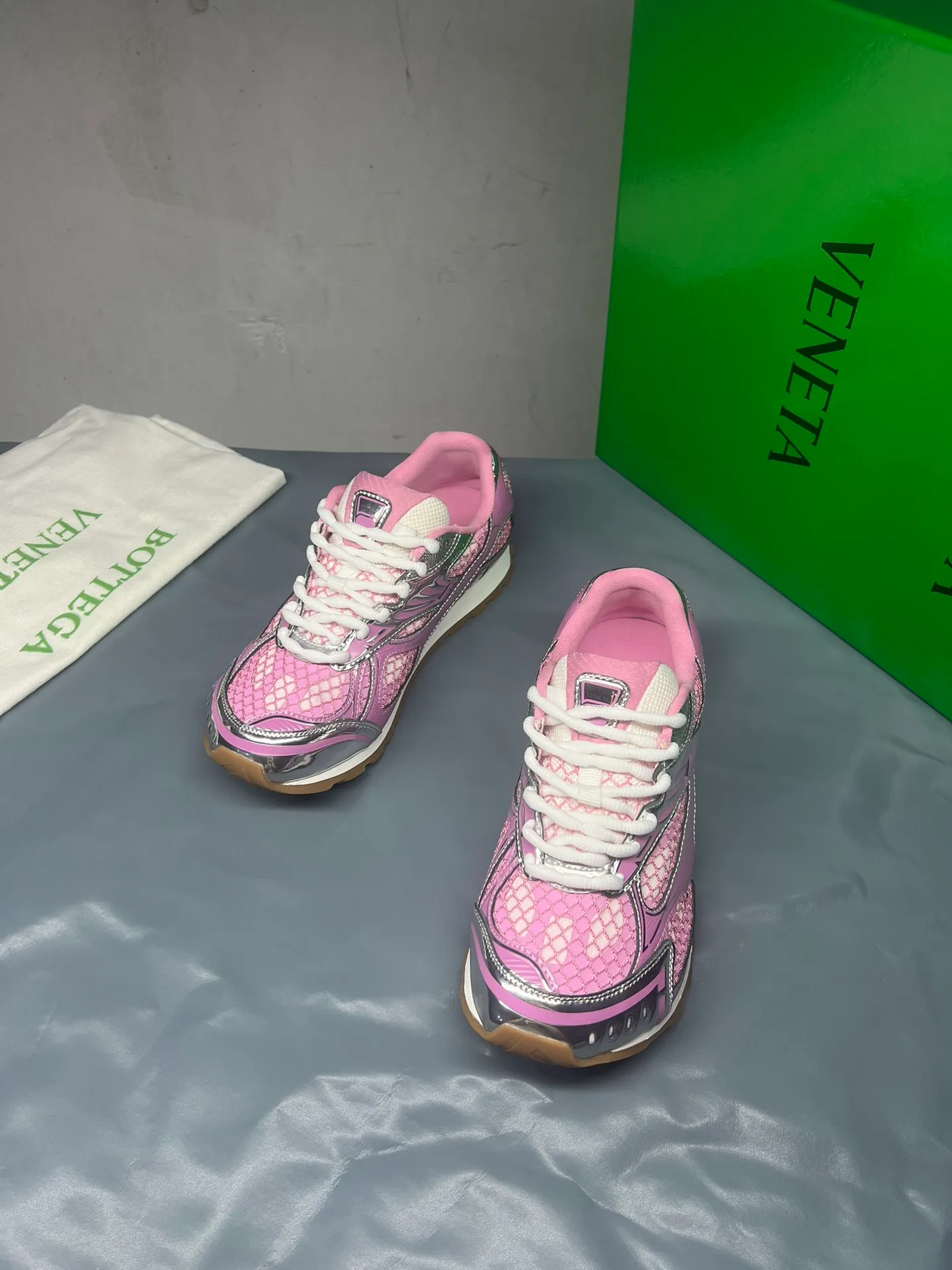 👟👟Ex-factory price 600👟👟 Men's size +10 Real photos 🔥🔥BV Orbit sneakers Wang Yibo's same style couple's dad shoes Runner sneakers, made of lightweight technical mesh fabric. Matched with geometric pattern designed rubber outsole, Wang Zha series high version. Look for the package technology. It is actually a lot taller, but the legs are still slim. Very nice, playable and durable. Matched to the standard💯 Package shoe technology. Look for the high version. The outsole is made of color-blocked TPU outsole. Women's model 35 36 37 38 39 40 41 42 (40 41 42 43 44 45 customized) (Customer logo can be accepted without refund or exchange at a favorable price) Equipped with original packaging